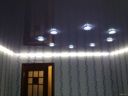 Yataq otağında asma tavanda lampaların dizaynı