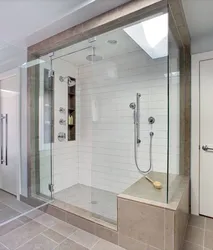 Ванна бөлмесінің үлкен дизайнындағы ванна мен душ