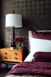 Tünd qırmızı rənglərdə yataq otağının interyeri
