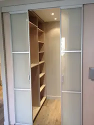 Какие двери поставить в гардеробную комнату фото
