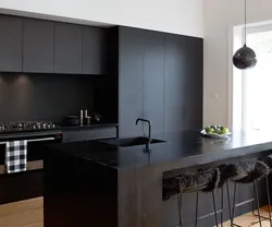 Дызайн чорнай кухні з дрэвам фота