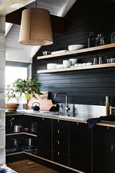 Дызайн чорнай кухні з дрэвам фота