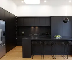 Дизайн черной кухни с деревом фото
