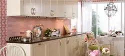 Інтэр'ер кухні з ружовай пліткай