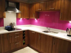 Интерьер кухни с розовой плиткой