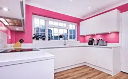 Интерьер кухни с розовой плиткой