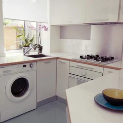 Интерьер маленькой кухни с стиральной машинкой