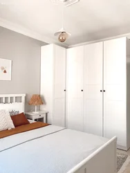 Дизайн спальни с серой кроватью и шкафом