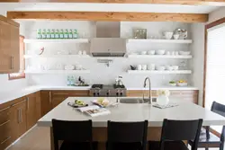 Дызайн кухні з навяснымі паліцамі
