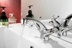 Banyoda su kranının fotoşəkili