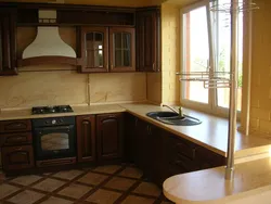 Фото кухни в доме с окном и с барной стойкой
