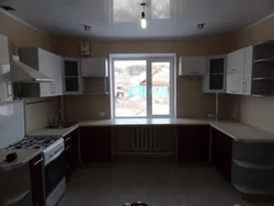 Дызайн кухні ў куце акно