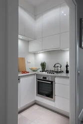 Интерьер малогабаритной кухни с холодильником