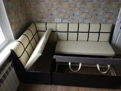 Ұйықтайтын орынның фотосуреті бар ас үйге арналған шағын диван