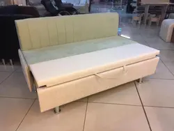 Ұйықтайтын орынның фотосуреті бар ас үйге арналған шағын диван