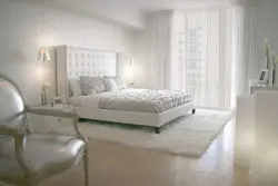 Светлая спальня з белай мэбляй фота