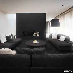 Қонақ бөлмесінің интерьеріндегі қара диван фотосуреті