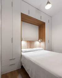 Дизайн спальни с двуспальной кроватью и шкафом