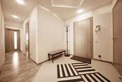Koridorda laminat döşəmələrin dizaynı fotoşəkil