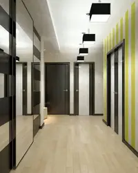 Koridor fotosuratida laminatlangan pollarning dizayni
