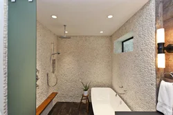 Сәндік сылақ және плиткалар бар ванна фотосуреті