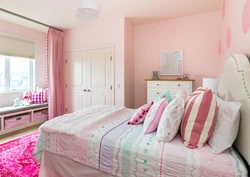 Combination of pink color in the bedroom interior photo