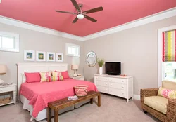 Combination of pink color in the bedroom interior photo