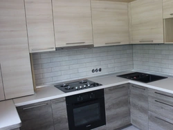 Фото белой кухни с деревянными стенами