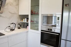 Кухни с высокими шкафами пеналами фото