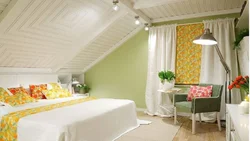Спальня В Мансарде Деревянного Дома Со Скошенным Потолком Фото