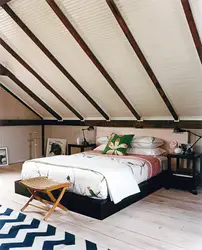 Спальня В Мансарде Деревянного Дома Со Скошенным Потолком Фото