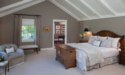 Спальня в мансарде деревянного дома со скошенным потолком фото