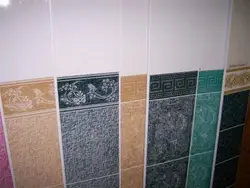 Плитка астындағы ваннаға арналған PVC панельдер фотосуреті