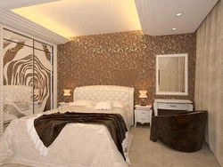 Интерьер спальни с коричневыми обоями и мебелью