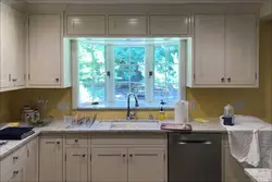 Дызайн сучаснай светлай кухні з акном