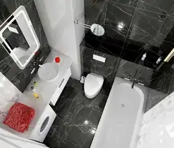 Інтэр'ер ваннай з туалетам і пральнай машынай у кватэры