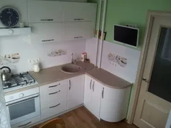 Кутняя кухня для хрушчоўкі 5 м з халадзільнікам фота