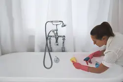 Cleaning the bathtub photo