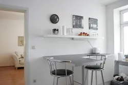 Полки на стене на кухне над столом фото
