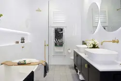 Дизайн белой ванной с цветами