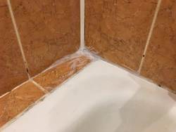 Плитка между ванной и стеной фото