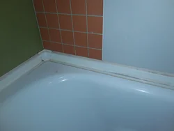 Плитка между ванной и стеной фото