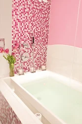 Інтэр'ер ванны з ружовай пліткай