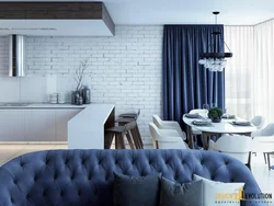 Дизайн кухни с синим диваном