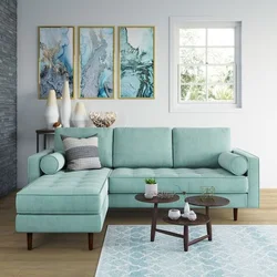 Мятного цвета диван в интерьере гостиной