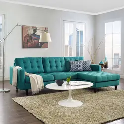 Мятного цвета диван в интерьере гостиной