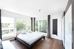 Интерьер спальни окна в пол