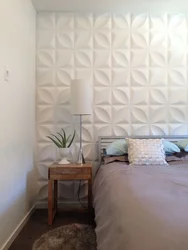 Плитка на стене в интерьере спальни