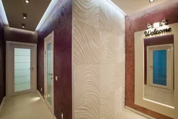 Koridor fotoşəkilində dekorativ gipsdən hazırlanmış divarların dizaynı