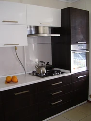 Дызайн маленькай кухні з духавай шафай
